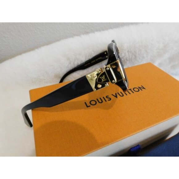 Louis Vuitton Black Women\'s Sunglasses Z1390w Gold Hardware main image 10